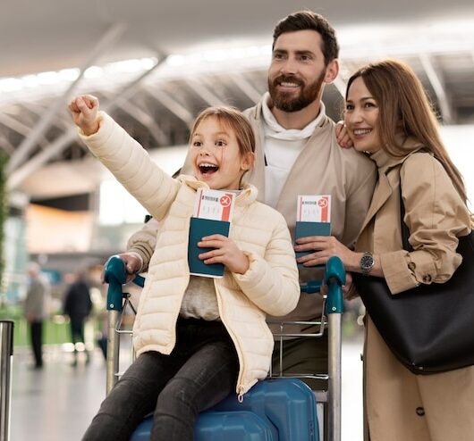 medium-shot-happy-family-airport medium-shot-happy-family-airport